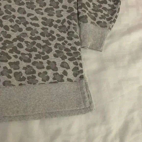 Aerie Women’s Oversized‎ Animal Print Cheetah Gray Sweatshirt Tunic Top Small - Picture 4 of 7